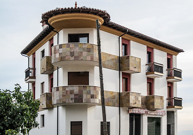 Edificio residencial. Madrigal de la Vera